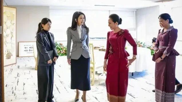 柬埔寨夫人访问韩国，穿泡泡袖灰裙，跟金建希在一起她更耐看