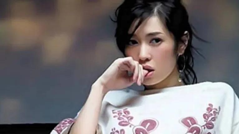 她曾将黄渤吻到害羞，与导演同居12年遭抛弃，今47岁身价高达40亿