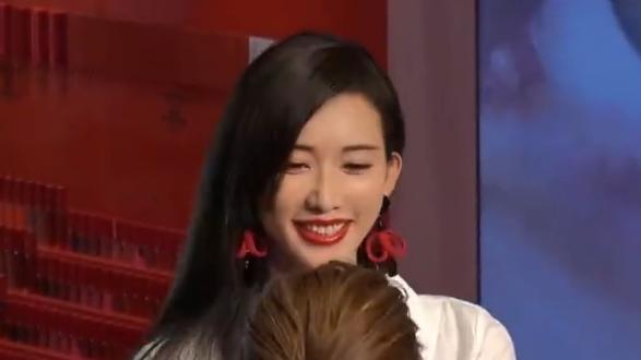 50岁林志玲亮相活动：V领衬衫好性感，身体纤瘦状态佳！