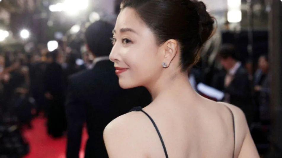 刘亦菲腰臀比太绝：37岁似少女，身材胖瘦刚刚好！