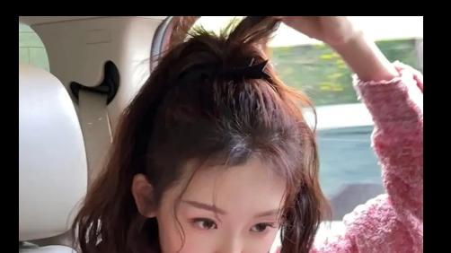 苗苗在社交平台晒出一组自拍，穿粉色小香风外套，春日气息满满。