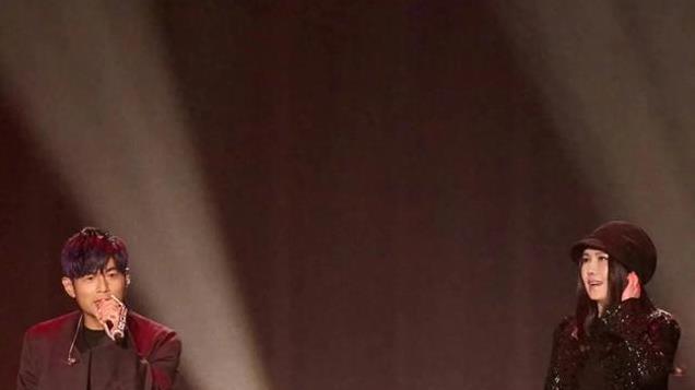 林志颖现身周杰伦演唱会，50岁似冻龄，双胞胎儿子高发际线太抢眼