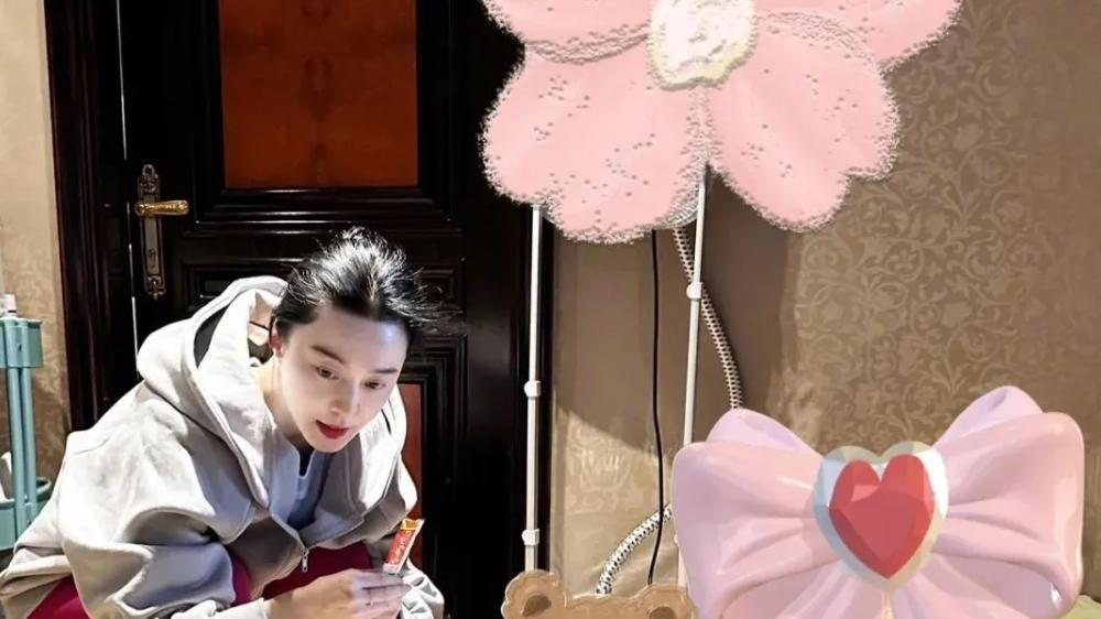 43岁范冰冰在家素颜撸猫，杂乱风豪宅内景曝光，和普通人一样接地气