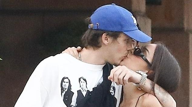 贝克汉姆19岁小儿子与大9岁女友街头秀恩爱，两人穿搭简约很时尚