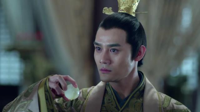 一手捧红靳东和王凯，自己却坚持跑龙套，王凯领奖台单膝跪地感恩