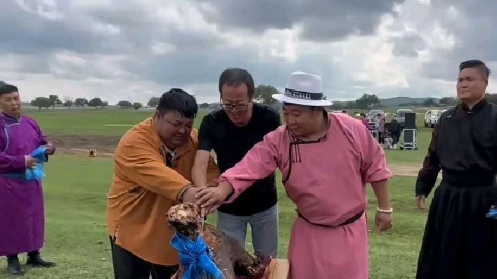 董宇辉2天带货1.3亿元！俞敏洪在浑善河林沙漠烹羊宰牛且为乐