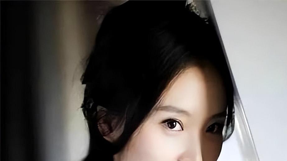 50 岁王艳豪宅里高调庆生，穿小白衫嫩到掐出水，宛如 25 岁