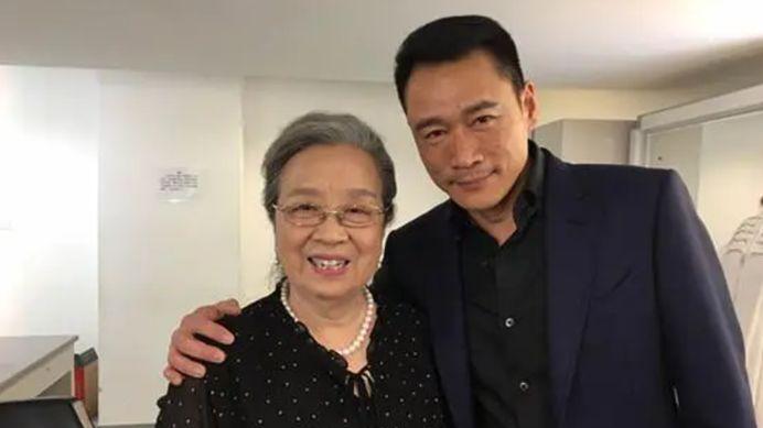 54岁武松丁海峰曝光：在美国树林砍柴烤肉，美国豪宅尽显气派