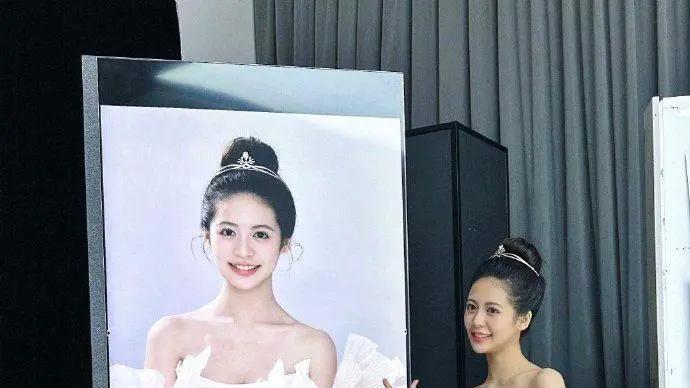 翁虹女儿晒17岁生日照，小水晶穿抹胸裙赤脚起舞，顶级美貌超养眼