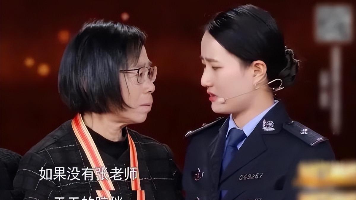 同样和张校长合照，海清有距离感，而宋佳这张很像闺蜜间的相处