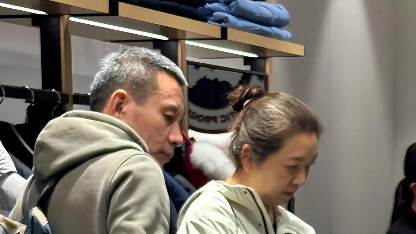 56岁江珊与老公逛街，背超大购物袋满头白发，田小洁耐心陪伴