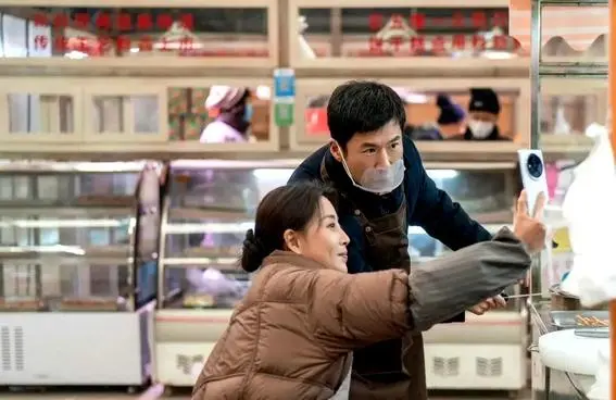 《凡人歌》：殷桃穿千元羽绒服卖卤肉？救救国剧这些百万年薪的“普通人”吧