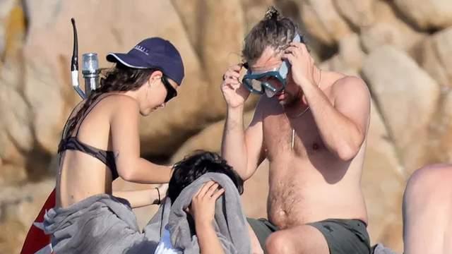 影帝小李子，莱昂纳多伴26岁嫩女友，玩水忘形疑水母蜇了那里部位