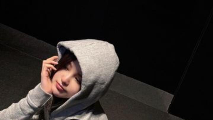 周扬青撩上衣炸出“超巨车头灯”，晒新包网歪楼：被辣到拉肚子！