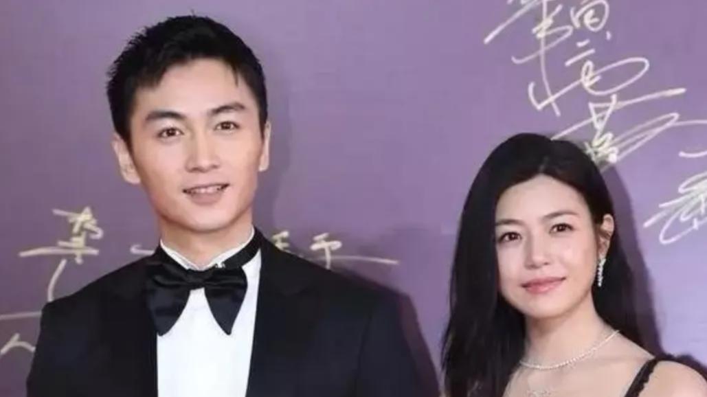 陈妍希真会“扮嫩”！穿衬衫配百褶短裙青春活力，美回小姑娘样！