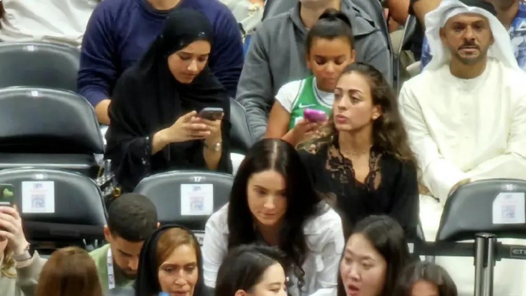 刘亦菲看球吃爆米花：肥美大气观众席中一眼认出，一身穿搭暴露了经济情况