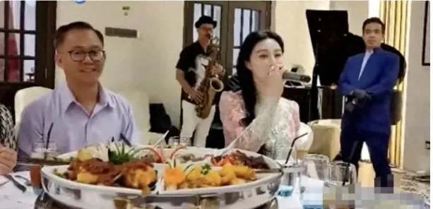 43 岁范冰冰马来西亚饭局献唱，着娘惹装摇曳生姿、千娇百媚，果真是能进能退！