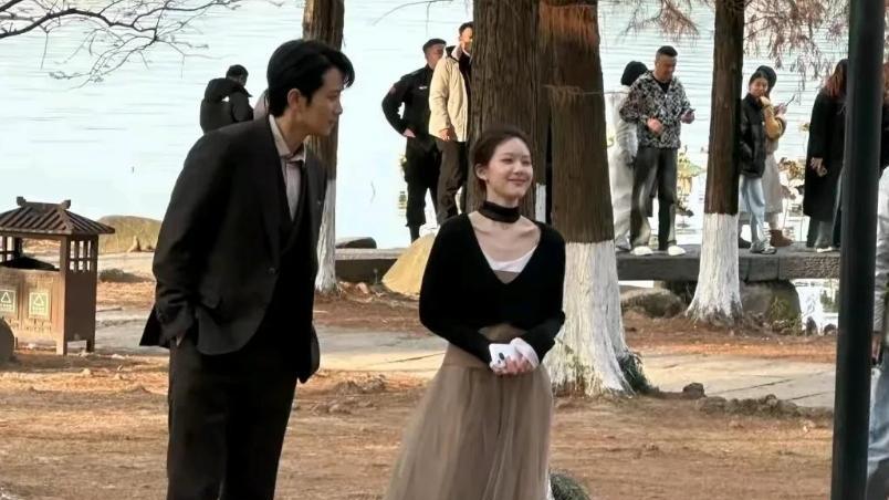 26岁赵露思深夜急救瘫坐轮椅，明星梦碎引发年轻人深思