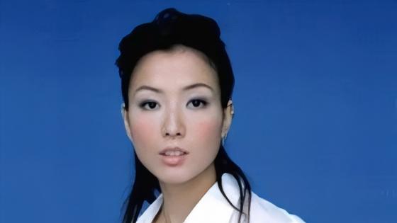 51岁郑秀文发胖后性感力爆棚！微胖身形挑战修身开叉裙，真是越活越年轻！