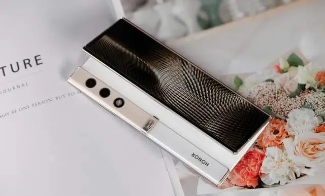 荣耀三折叠新机突然曝光，还没买华为Mate XT的再等等