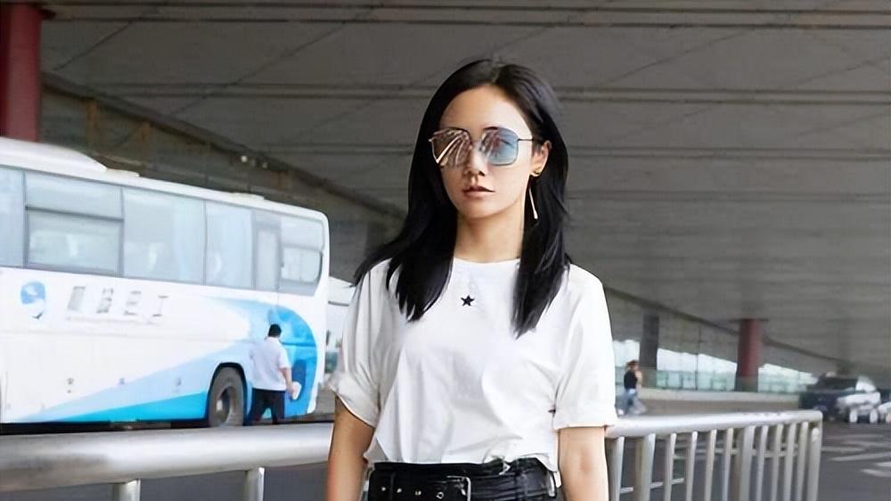 女明星光脚私拍：刘芸、身材匀称高挑！