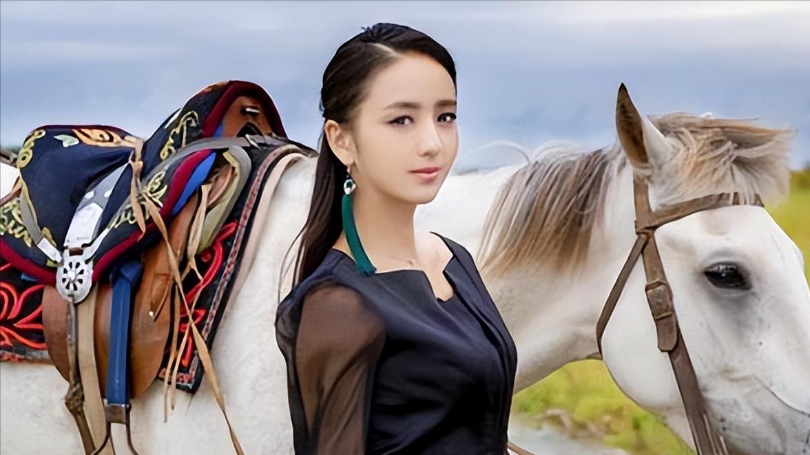 佟丽娅回新疆故乡：休闲套装难掩喜悦，开心得像孩子要飞起来