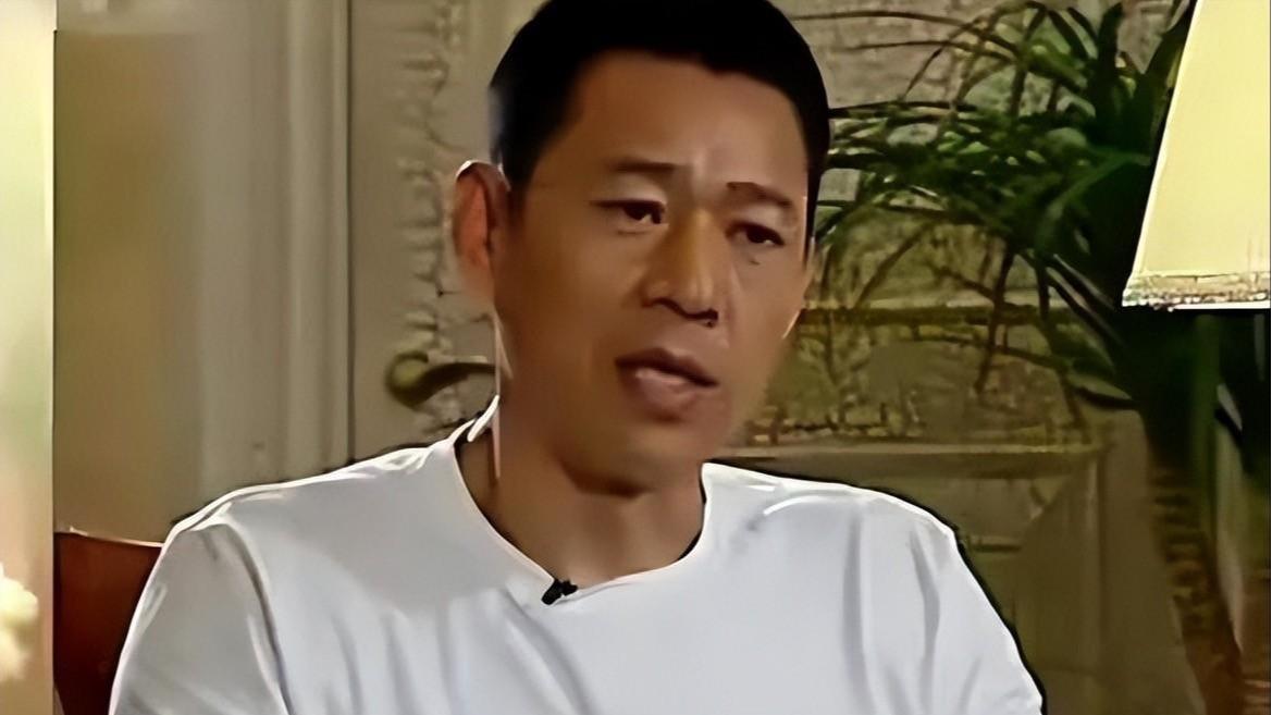 张丰毅36岁儿子张博宇罕露面，长发不扎胡子拉碴，大腹便便认不出