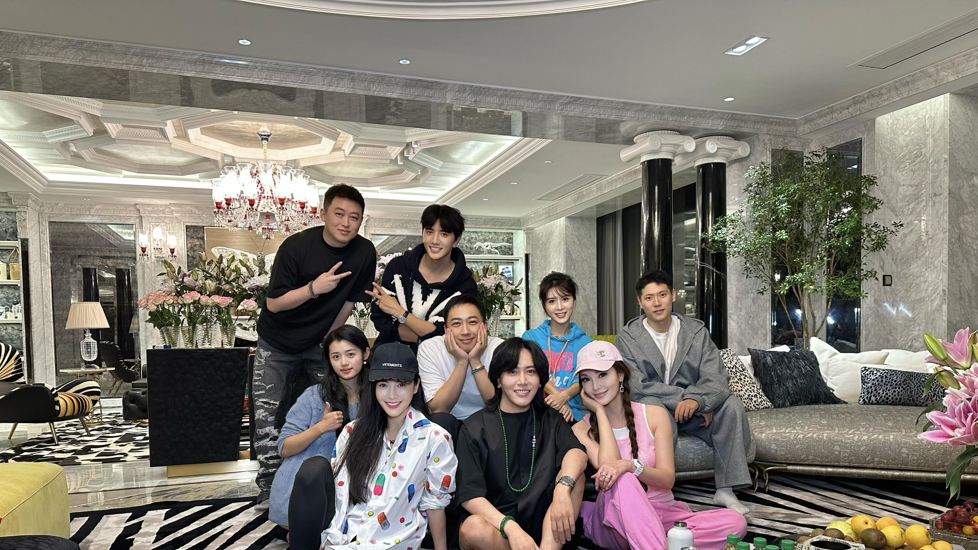 网传王红权星落魄回乡，眼神忧郁状态欠佳，实则生活依旧精彩