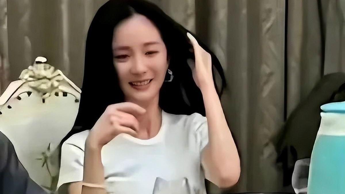 37岁杨幂“陪酒照”曝光，素颜出镜少女感全无，女神滤镜消失不见