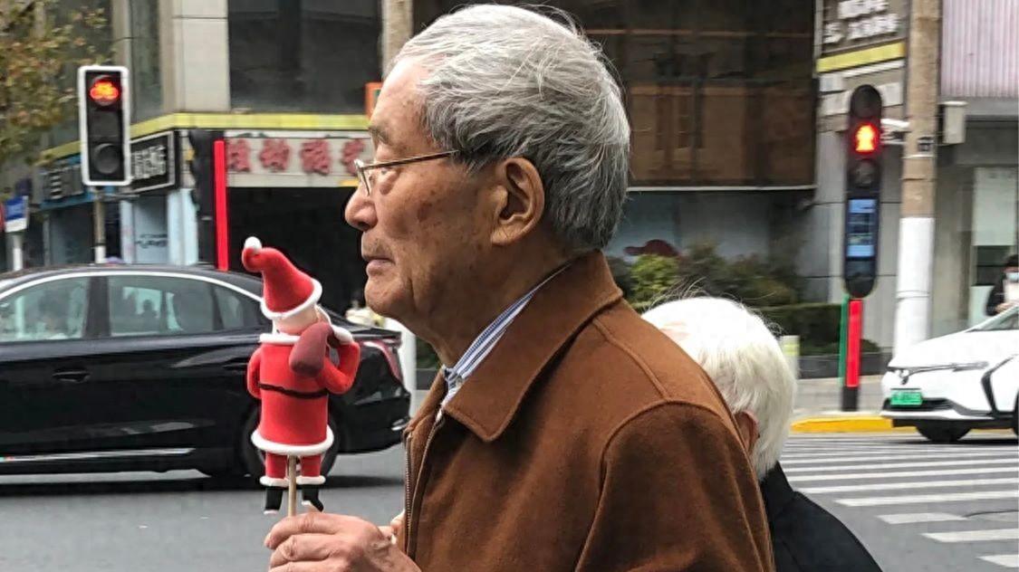 上海街头的爷爷把我惊艳了！白发就不染，不穿老年装，却个个绅士高级