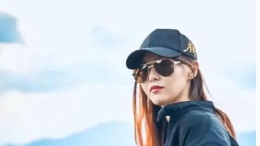 罗晋夫妇骑摩托车郊游，唐嫣红唇英姿飒爽，夫妻太有范！