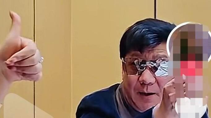 上海知名男主持人现身餐厅，墨镜不离身