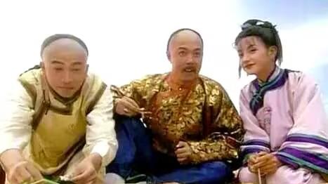 重刷《还珠格格》才发现：当年馋到哭的野炊，原来是集体吃草啊！