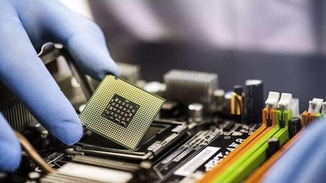 中國芯片迎喜訊，華春瑩貼文引爆西方：你可以，我不行，憑什么