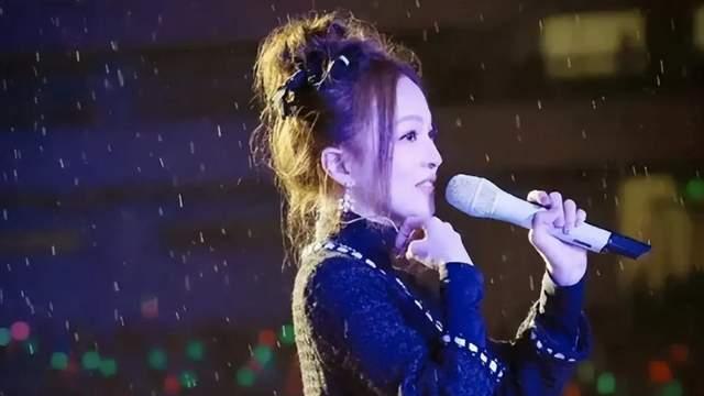 张韶涵舞台当场拉肚子，前排观众闻到异味？官方辟谣：恶意造谣