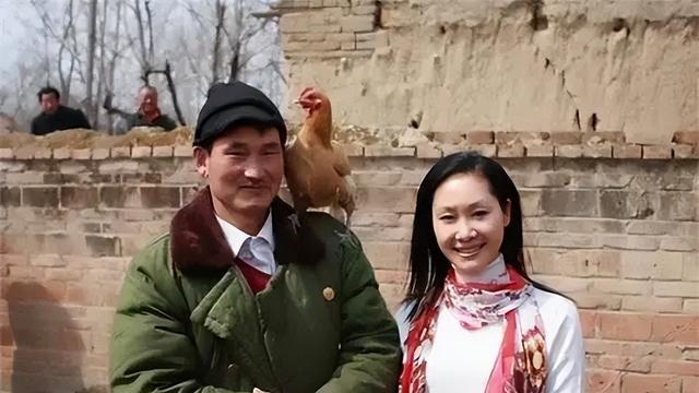 57岁于文华现状：住农村简陋房裙子拖地喂土狗，曾遭前夫背叛