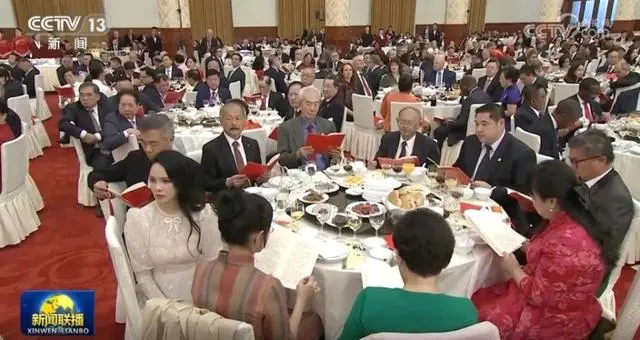 56岁伊能静上新闻联播：蝴蝶结、蕾丝裙一眼认出，秦昊好福气