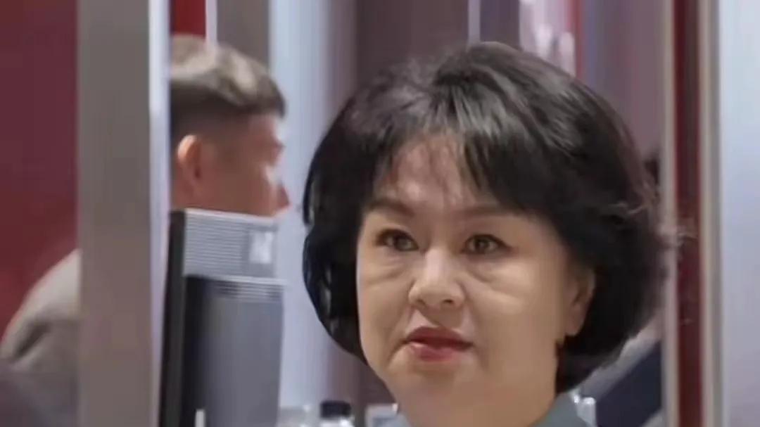 58岁鞠萍近照变化大！印第安纹明显一脸凶相，知情人曝其两副面孔