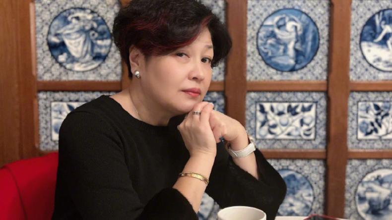 李咏妻子哈文现身英国伦敦！晒高档餐厅照片引热议，疑在国外过年