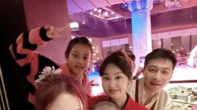 李小璐一家6口罕见合体照，打扮如少女比弟媳还嫩，68岁妈妈气质逆天抢风头！