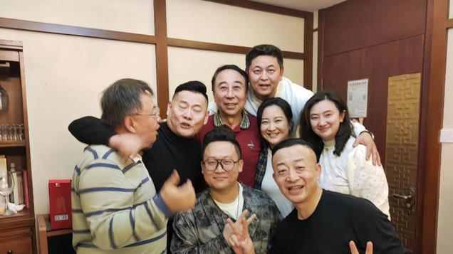 冯巩66岁大寿现场曝光！徒弟贾玲罕见现身，餐食简单温情满满