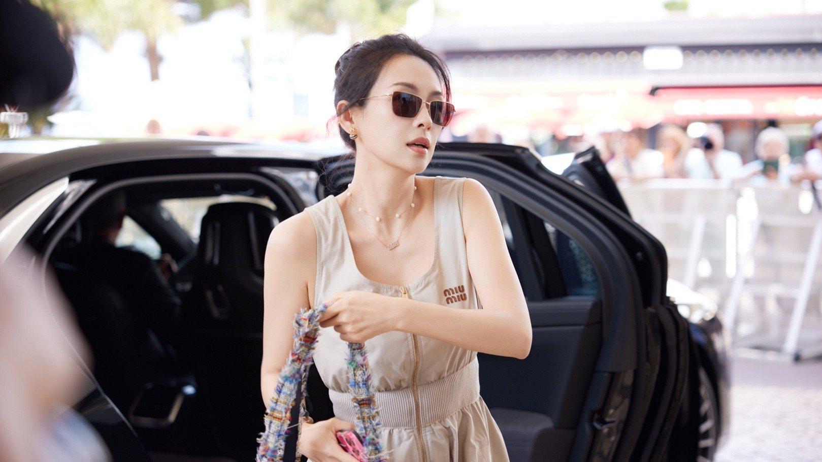 章子怡亮相电影节，身着白色连体裤超A，这状态不进组真是太可惜