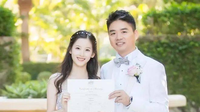 章泽天被爆和刘强东前任比生娃夺家产，正妻变育儿嫂？