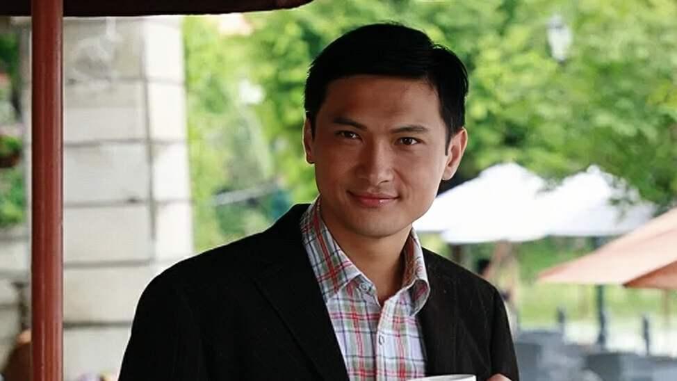 香港知名男星一甩病容，颜值回春变帅大叔，患自闭症儿子成绩出众