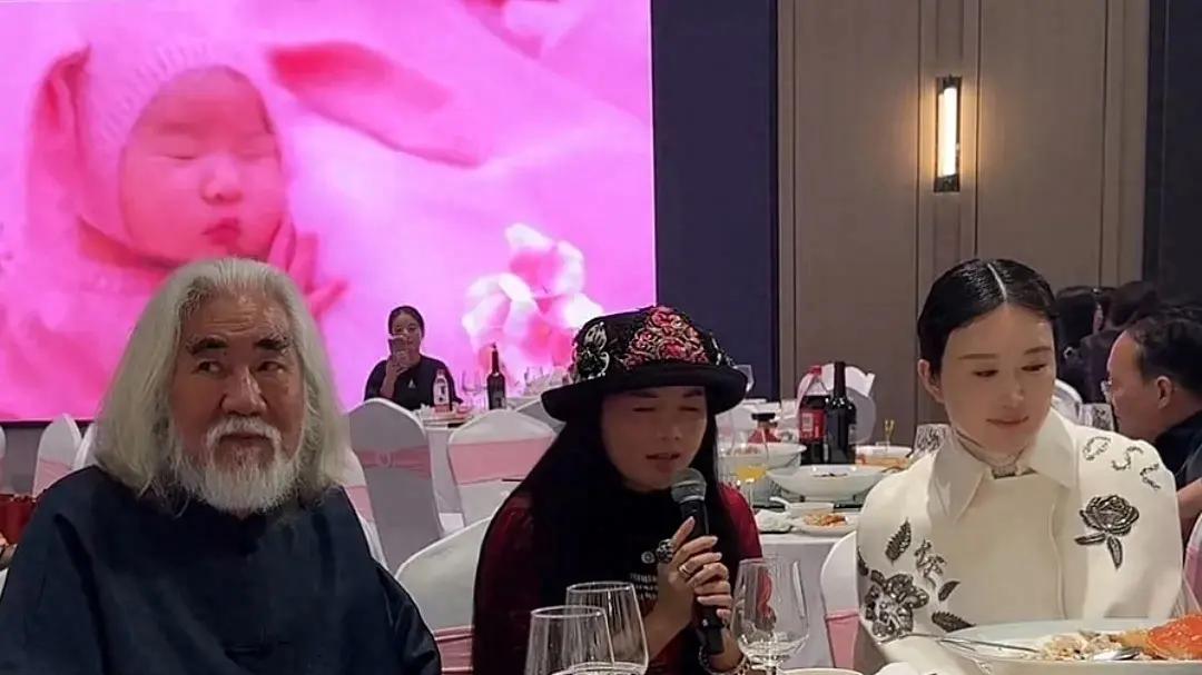 73岁张纪中直播小女儿满月宴，圈中好友多缺席，菜品简单被指寒酸
