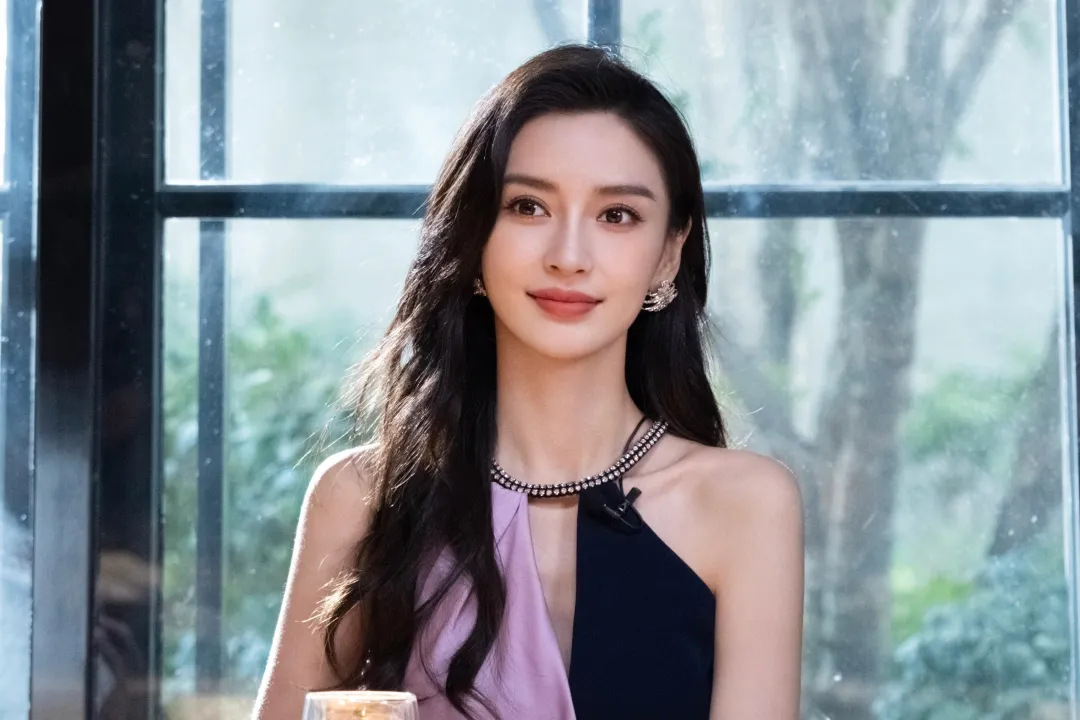 Angelababy，解锁新身份！