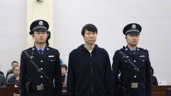 庭审戴的是假发？李铁被曝早已剃光头，网友：刘海吹不动了