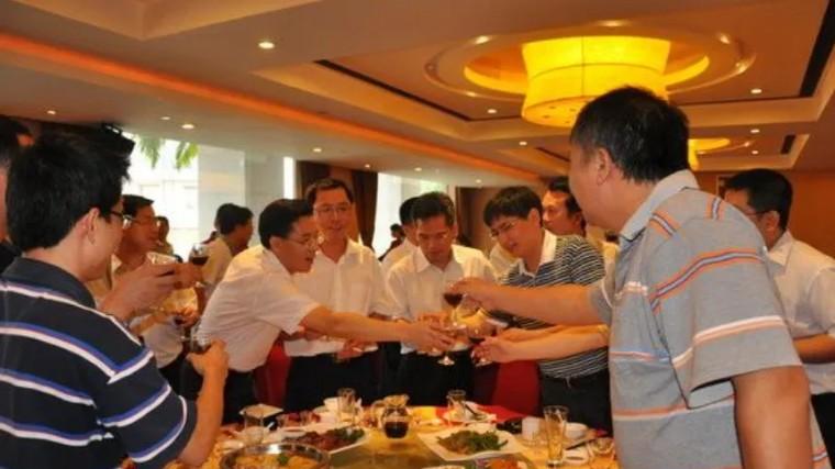 退休厅级伯父告诫我：饭局上领导说“加个微信”，千万别这样说！
