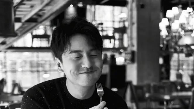 贾玲狂赚30亿，没想到捧红了这个“废物”