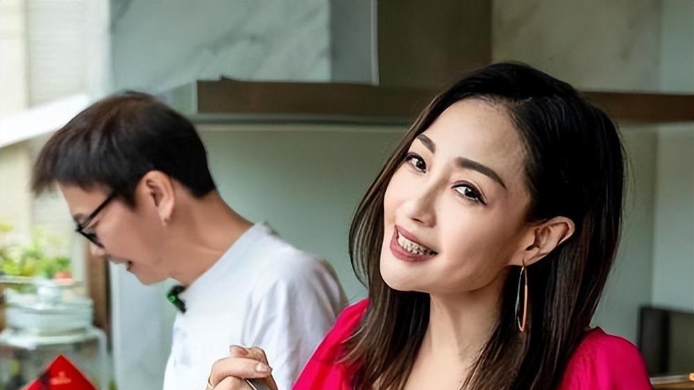 钱小豪61岁暴瘦成谜：头大身小，多病缠身的两腮挂不住肉